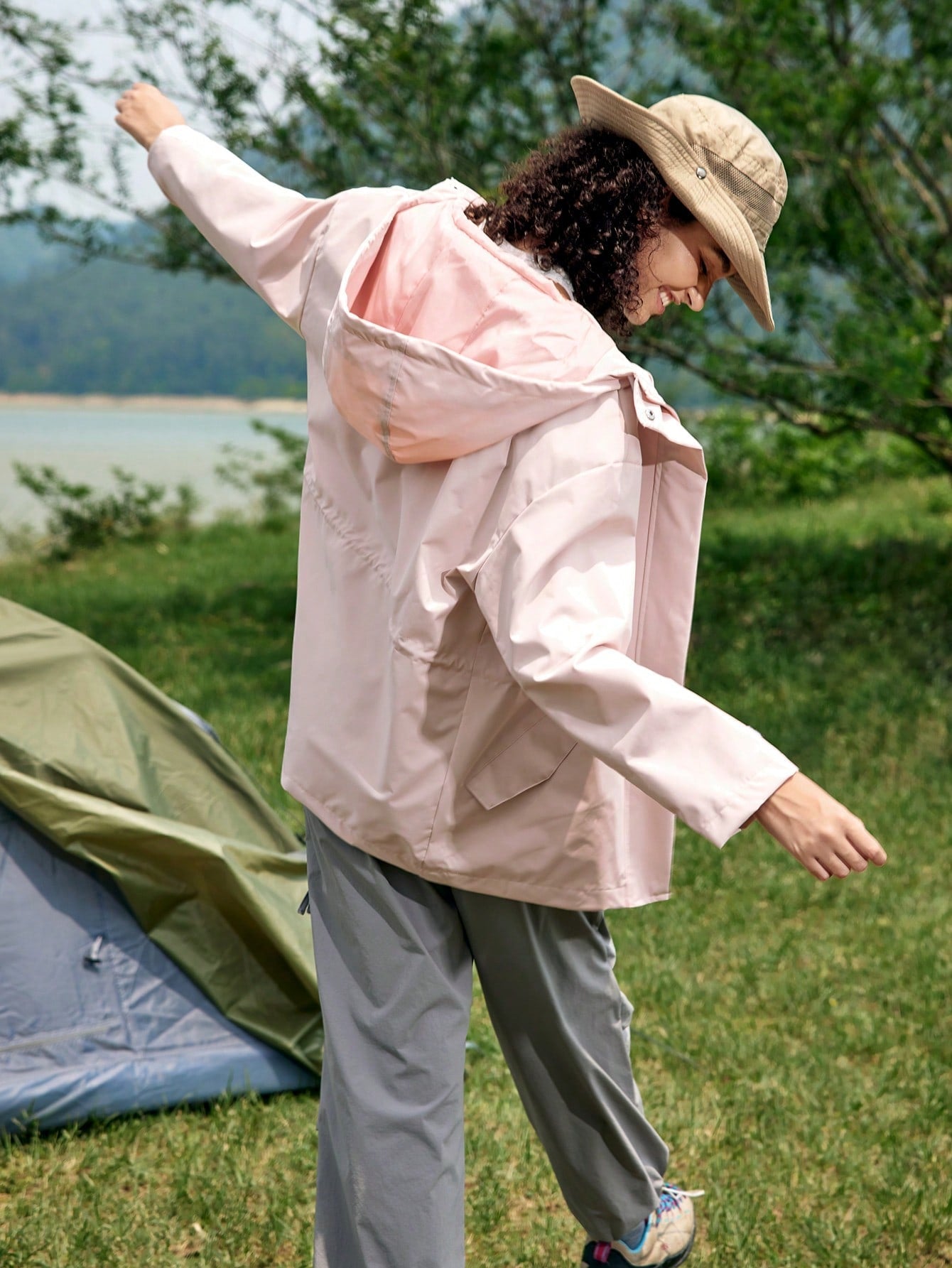 In My Nature Women's Outdoor Sports City Commute Waist-Collecting Sunscreen Jacket With Hood, Windproof And Waterproof