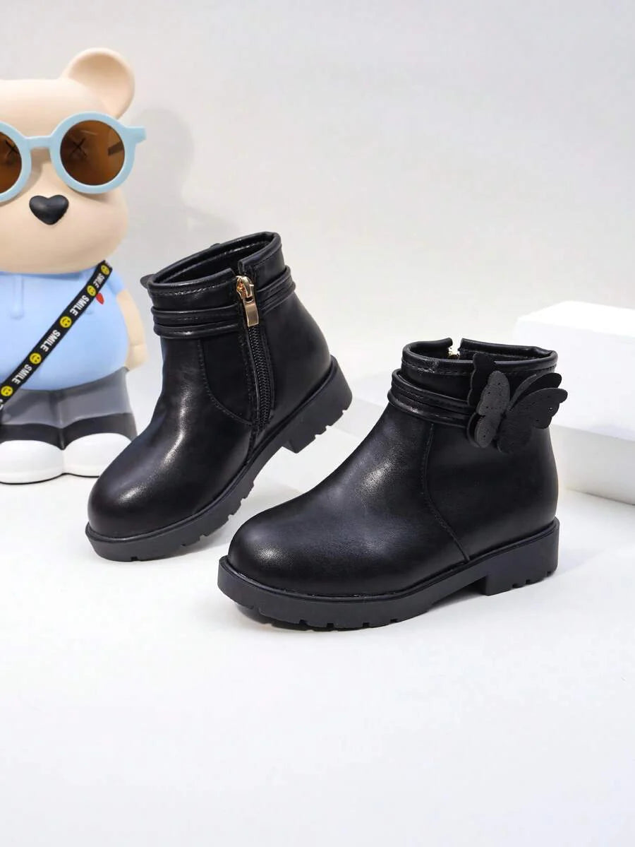 A Pair Of Stylish Children's Short Boots – Girls' Boots, Girls' Winter Boots, Little Girls' Boots. Adorned With Butterfly Decorations, Available In Black And Brown. Perfect For Daily Wear In Autumn And Winter.