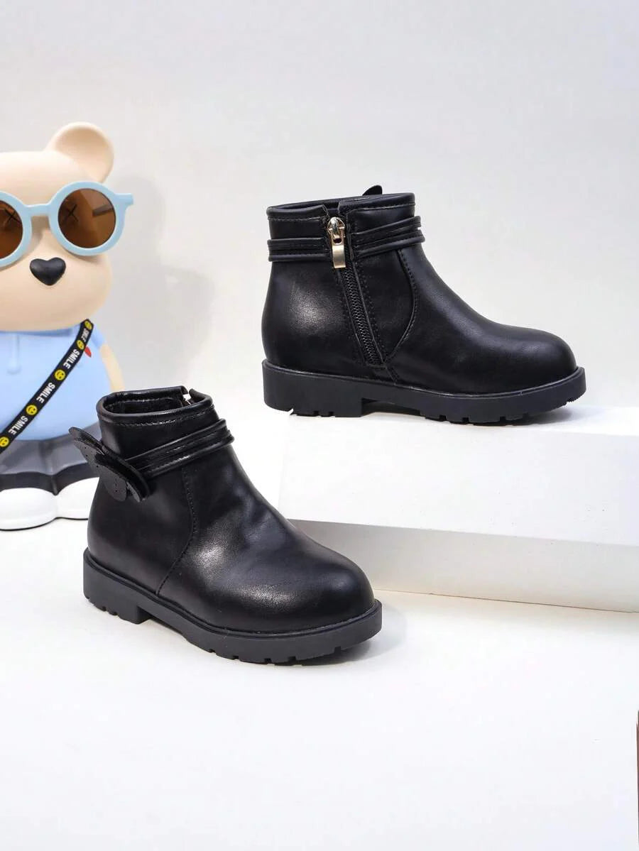 A Pair Of Stylish Children's Short Boots – Girls' Boots, Girls' Winter Boots, Little Girls' Boots. Adorned With Butterfly Decorations, Available In Black And Brown. Perfect For Daily Wear In Autumn And Winter.