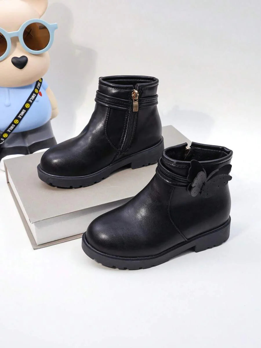 A Pair Of Stylish Children's Short Boots – Girls' Boots, Girls' Winter Boots, Little Girls' Boots. Adorned With Butterfly Decorations, Available In Black And Brown. Perfect For Daily Wear In Autumn And Winter.