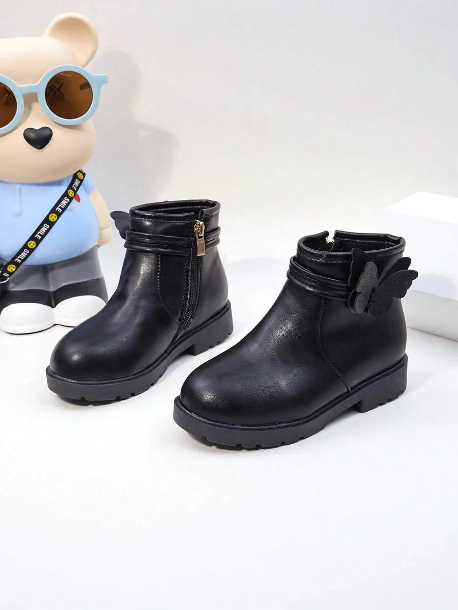 A Pair Of Stylish Children's Short Boots – Girls' Boots, Girls' Winter Boots, Little Girls' Boots. Adorned With Butterfly Decorations, Available In Black And Brown. Perfect For Daily Wear In Autumn And Winter.