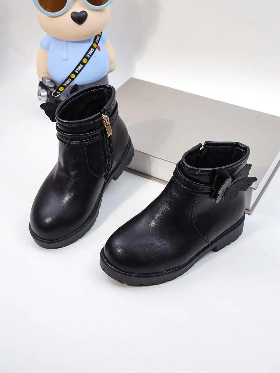 A Pair Of Stylish Children's Short Boots – Girls' Boots, Girls' Winter Boots, Little Girls' Boots. Adorned With Butterfly Decorations, Available In Black And Brown. Perfect For Daily Wear In Autumn And Winter.