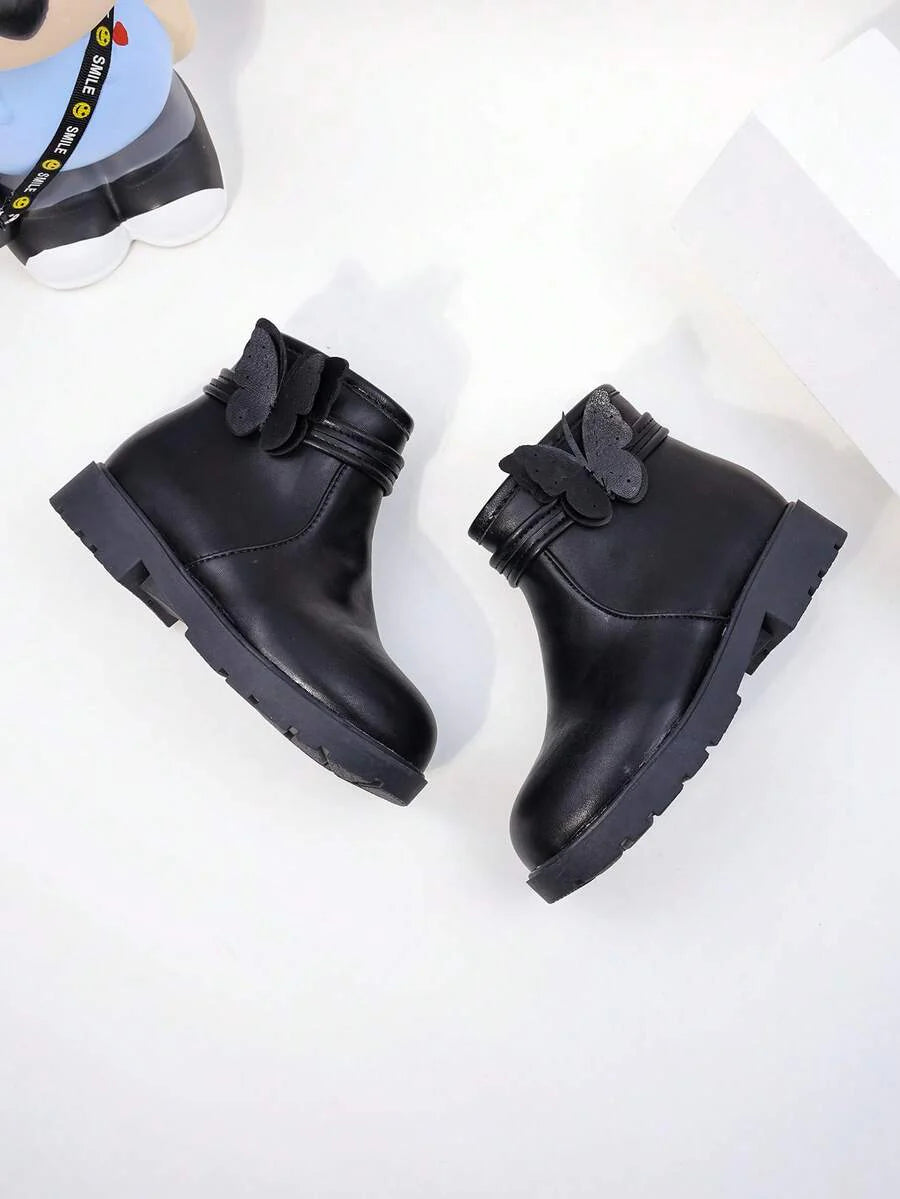 A Pair Of Stylish Children's Short Boots – Girls' Boots, Girls' Winter Boots, Little Girls' Boots. Adorned With Butterfly Decorations, Available In Black And Brown. Perfect For Daily Wear In Autumn And Winter.