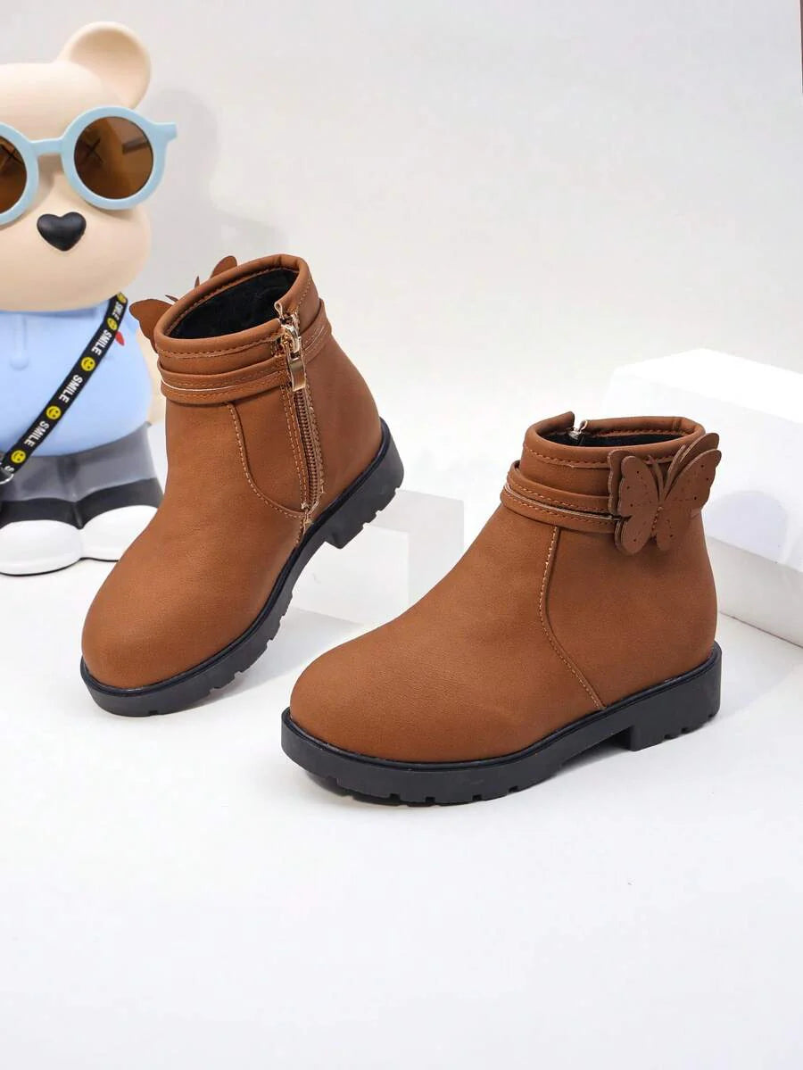A Pair Of Stylish Children's Short Boots – Girls' Boots, Girls' Winter Boots, Little Girls' Boots. Adorned With Butterfly Decorations, Available In Black And Brown. Perfect For Daily Wear In Autumn And Winter.