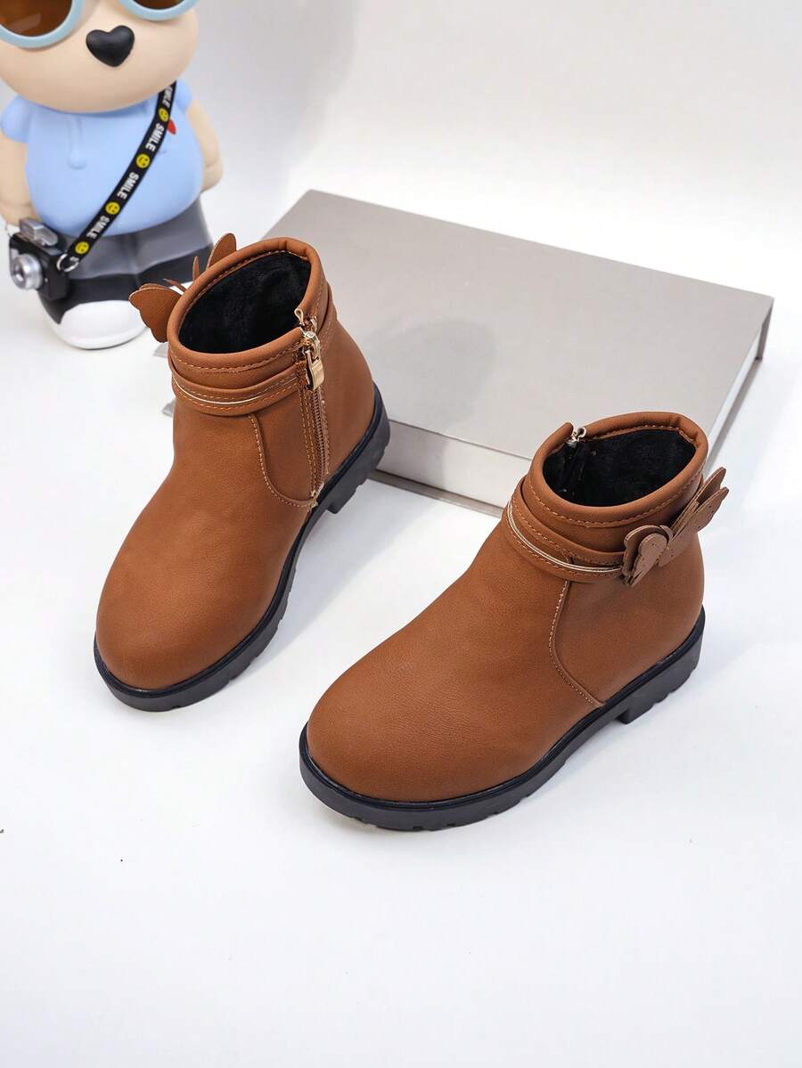 A Pair Of Stylish Children's Short Boots – Girls' Boots, Girls' Winter Boots, Little Girls' Boots. Adorned With Butterfly Decorations, Available In Black And Brown. Perfect For Daily Wear In Autumn And Winter.