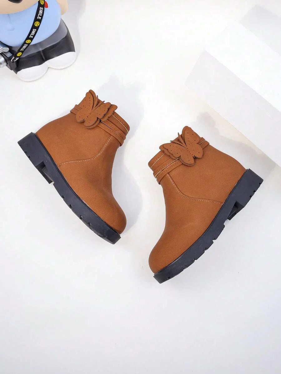 A Pair Of Stylish Children's Short Boots – Girls' Boots, Girls' Winter Boots, Little Girls' Boots. Adorned With Butterfly Decorations, Available In Black And Brown. Perfect For Daily Wear In Autumn And Winter.
