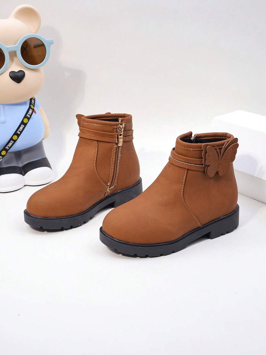 A Pair Of Stylish Children's Short Boots – Girls' Boots, Girls' Winter Boots, Little Girls' Boots. Adorned With Butterfly Decorations, Available In Black And Brown. Perfect For Daily Wear In Autumn And Winter.