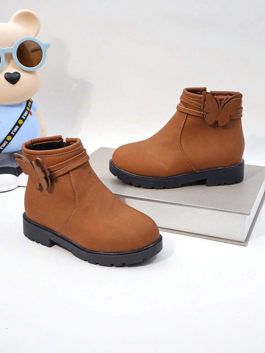 A Pair Of Stylish Children's Short Boots – Girls' Boots, Girls' Winter Boots, Little Girls' Boots. Adorned With Butterfly Decorations, Available In Black And Brown. Perfect For Daily Wear In Autumn And Winter.