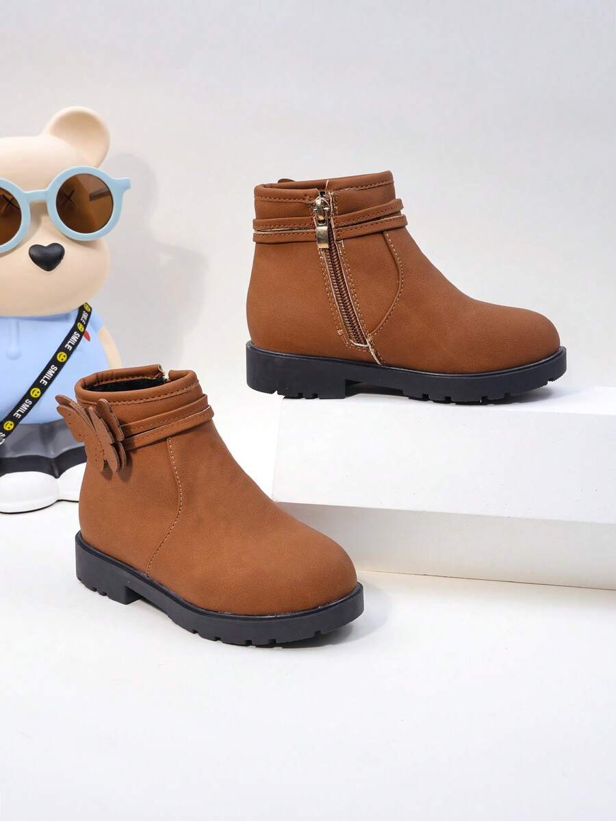 A Pair Of Stylish Children's Short Boots – Girls' Boots, Girls' Winter Boots, Little Girls' Boots. Adorned With Butterfly Decorations, Available In Black And Brown. Perfect For Daily Wear In Autumn And Winter.