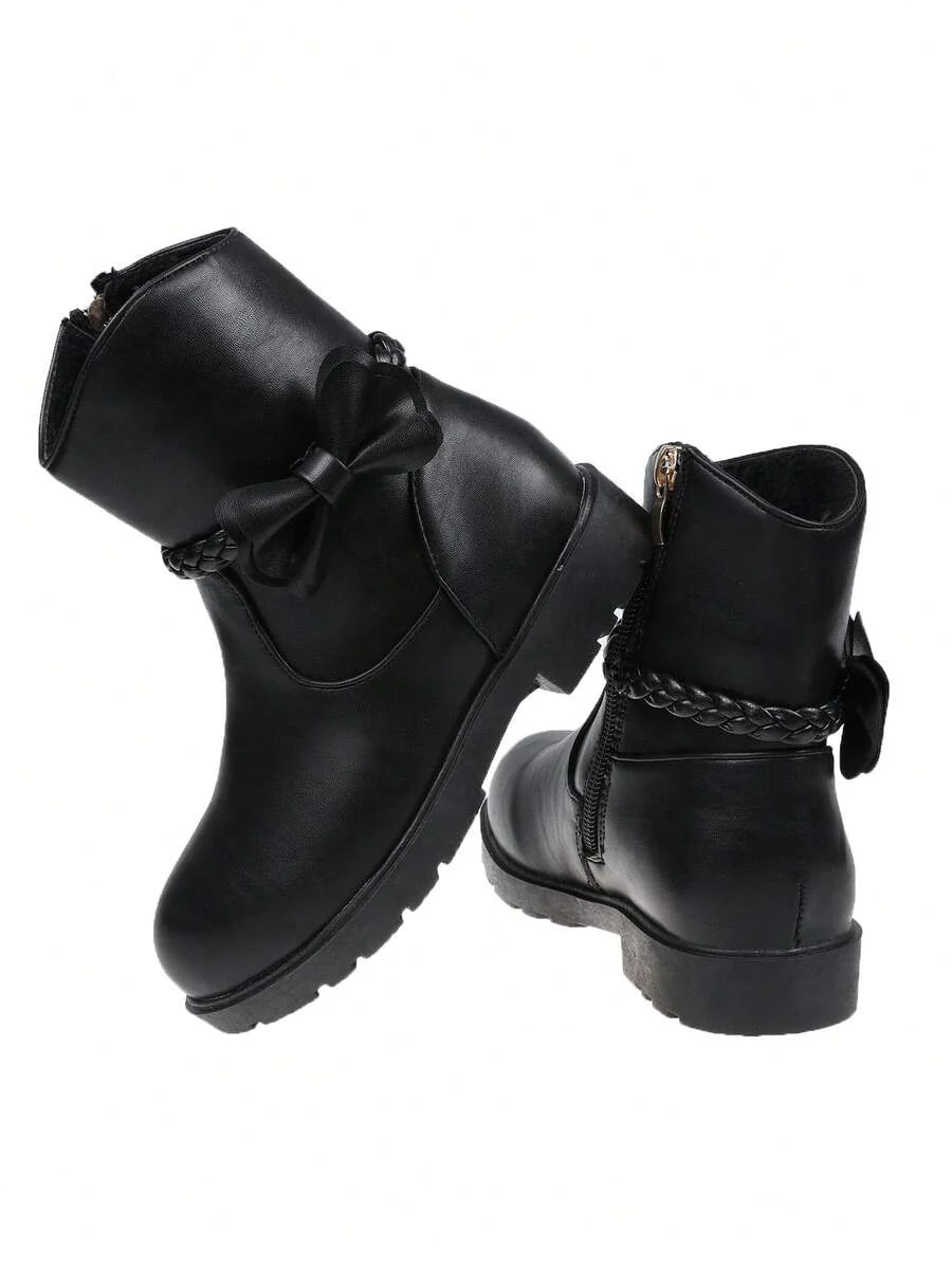 A Pair Of Stylish Children's Short Boots – Girls' Boots, Girls' Winter Boots, Little Girls' Boots. Adorned With Butterfly Decorations, Available In Black And Brown. Perfect For Daily Wear In Autumn And Winter.
