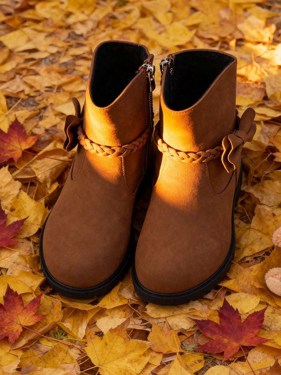 A Pair Of Stylish Children's Short Boots – Girls' Boots, Girls' Winter Boots, Little Girls' Boots. Adorned With Butterfly Decorations, Available In Black And Brown. Perfect For Daily Wear In Autumn And Winter.