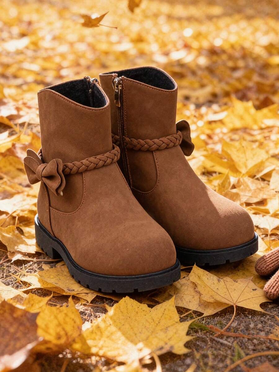 A Pair Of Stylish Children's Short Boots – Girls' Boots, Girls' Winter Boots, Little Girls' Boots. Adorned With Butterfly Decorations, Available In Black And Brown. Perfect For Daily Wear In Autumn And Winter.