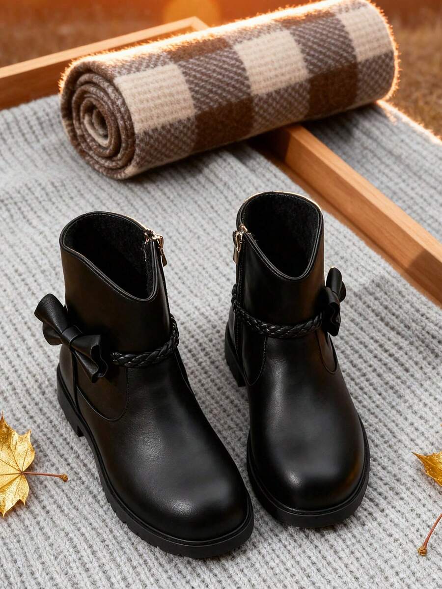 A Pair Of Stylish Children's Short Boots – Girls' Boots, Girls' Winter Boots, Little Girls' Boots. Adorned With Butterfly Decorations, Available In Black And Brown. Perfect For Daily Wear In Autumn And Winter.