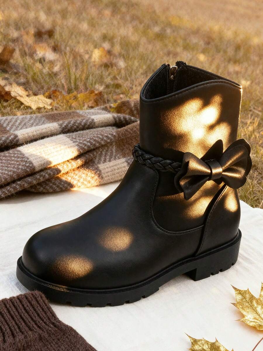 A Pair Of Stylish Children's Short Boots – Girls' Boots, Girls' Winter Boots, Little Girls' Boots. Adorned With Butterfly Decorations, Available In Black And Brown. Perfect For Daily Wear In Autumn And Winter.