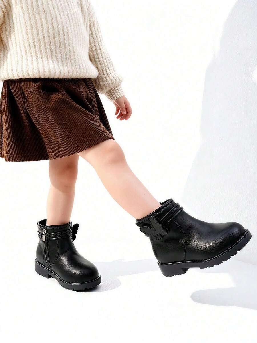 A Pair Of Stylish Children's Short Boots – Girls' Boots, Girls' Winter Boots, Little Girls' Boots. Adorned With Butterfly Decorations, Available In Black And Brown. Perfect For Daily Wear In Autumn And Winter.
