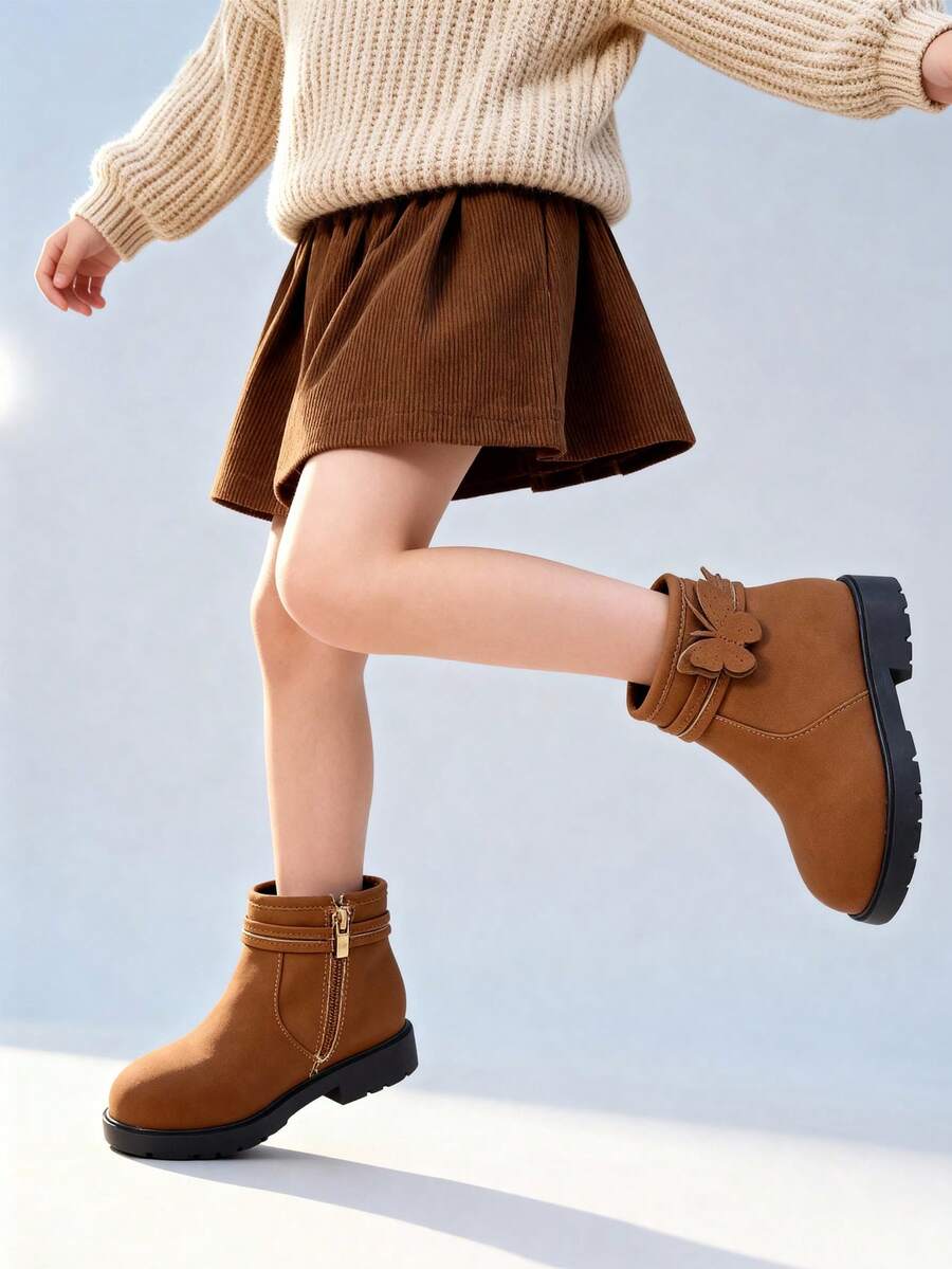 A Pair Of Stylish Children's Short Boots – Girls' Boots, Girls' Winter Boots, Little Girls' Boots. Adorned With Butterfly Decorations, Available In Black And Brown. Perfect For Daily Wear In Autumn And Winter.