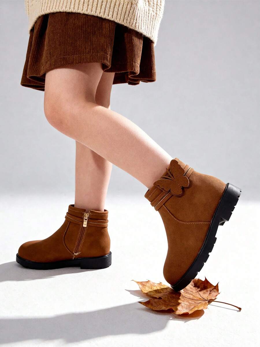 A Pair Of Stylish Children's Short Boots – Girls' Boots, Girls' Winter Boots, Little Girls' Boots. Adorned With Butterfly Decorations, Available In Black And Brown. Perfect For Daily Wear In Autumn And Winter.