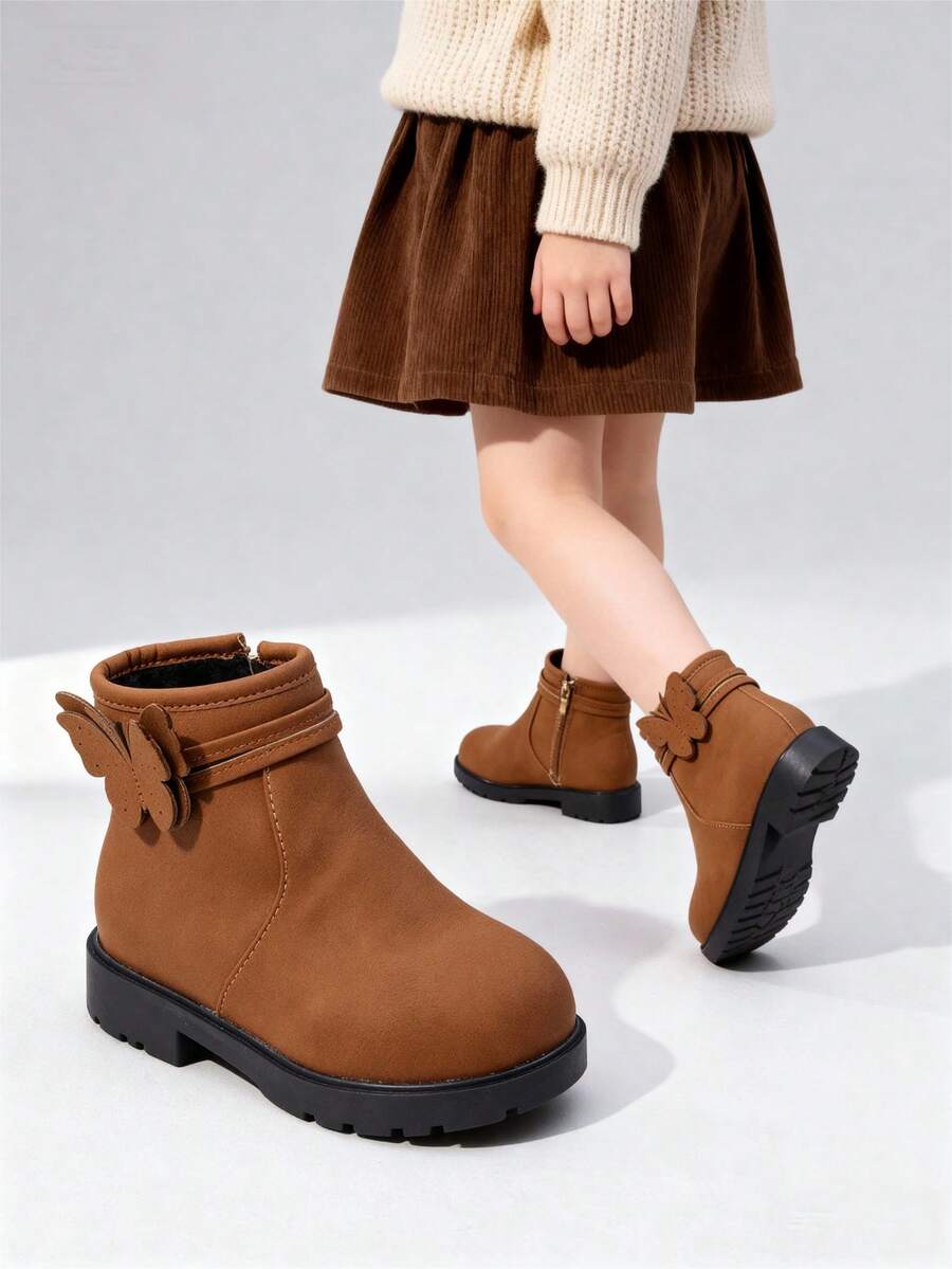 A Pair Of Stylish Children's Short Boots – Girls' Boots, Girls' Winter Boots, Little Girls' Boots. Adorned With Butterfly Decorations, Available In Black And Brown. Perfect For Daily Wear In Autumn And Winter.