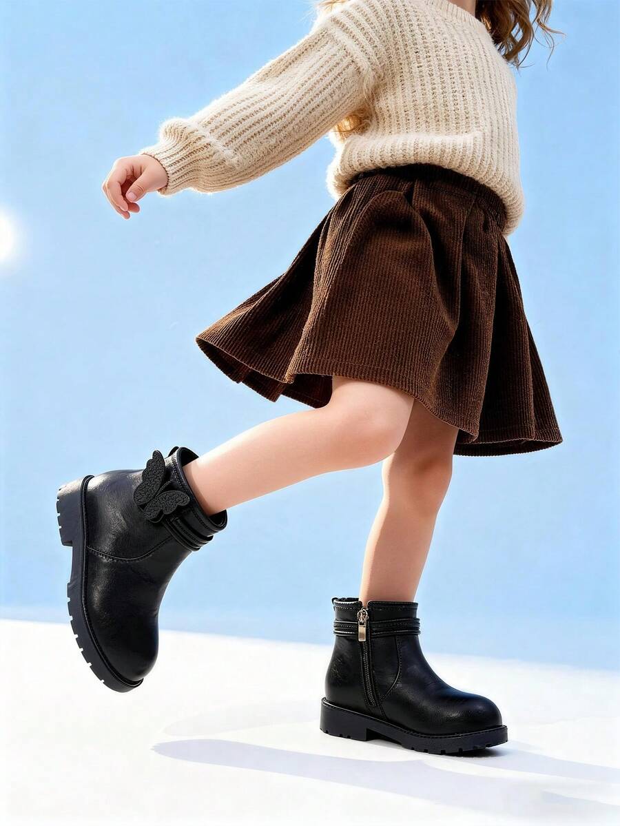 A Pair Of Stylish Children's Short Boots – Girls' Boots, Girls' Winter Boots, Little Girls' Boots. Adorned With Butterfly Decorations, Available In Black And Brown. Perfect For Daily Wear In Autumn And Winter.