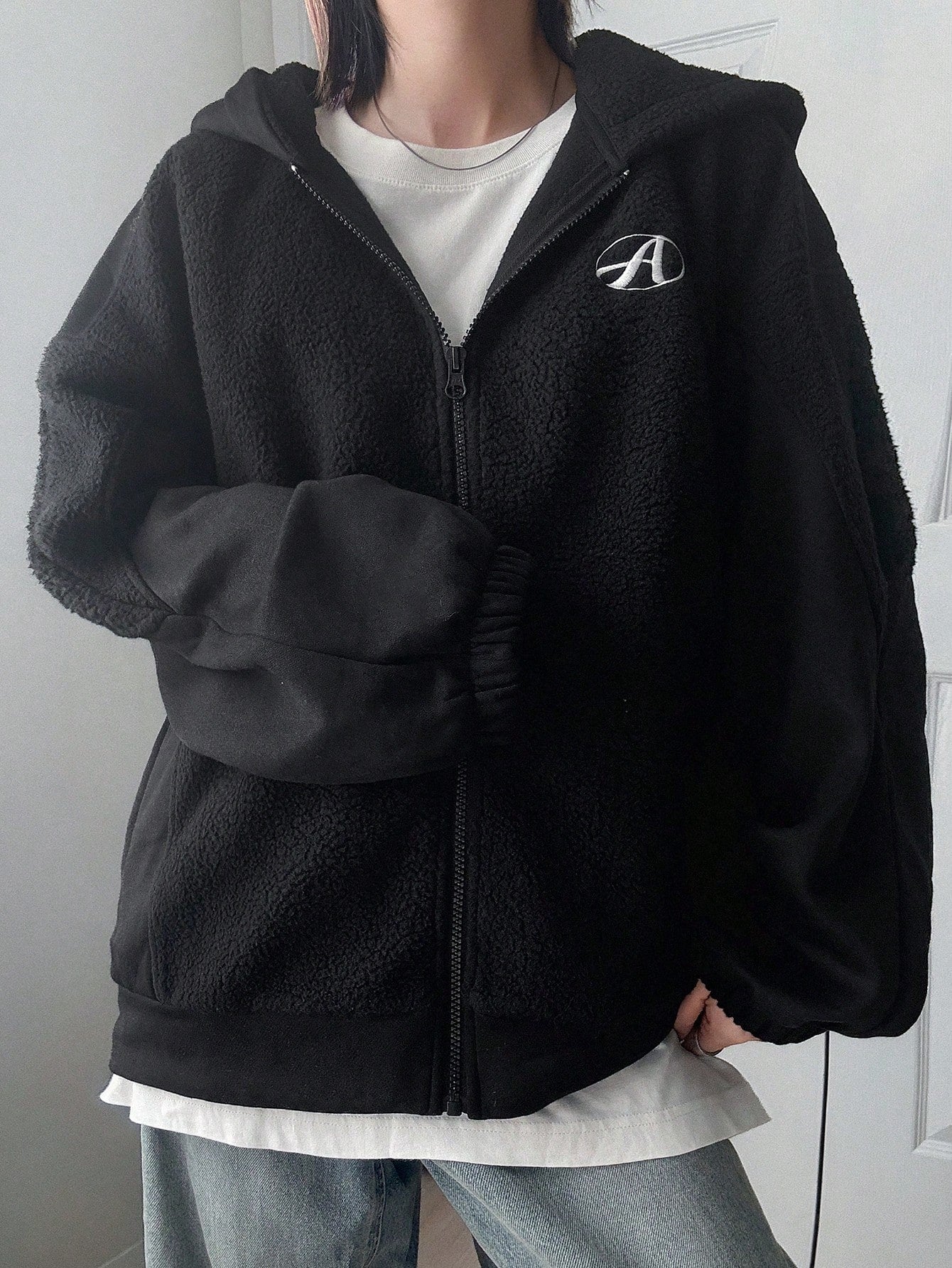 FRIFUL Women's Solid Color Drop Shoulder Sherpa Jacket With Embroidered Letter Decoration, Zipper Closure, Loose Casual Versatile Regular Fit Outerwear, Autumn/Winter