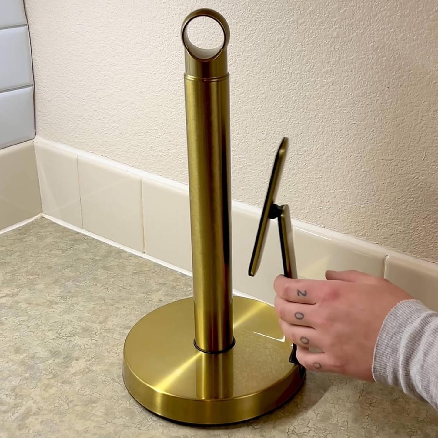 theaoo Heavy-Duty Stainless Steel Paper Towel Holder with Tension Arm – Easy One-Handed Tear, Modern Standing Countertop Dispenser for Kitchen, Holds All Paper Towel Rolls (1, Gold)