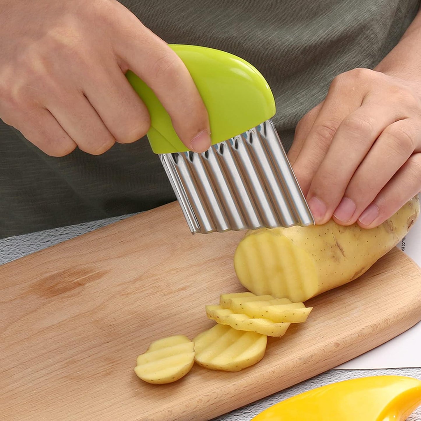 Luomorgo Stainless Steel Potato Crinkle Cutter Carrot Wavy Knife French Fry Slicer Vegetable Wavy Chopper, Green