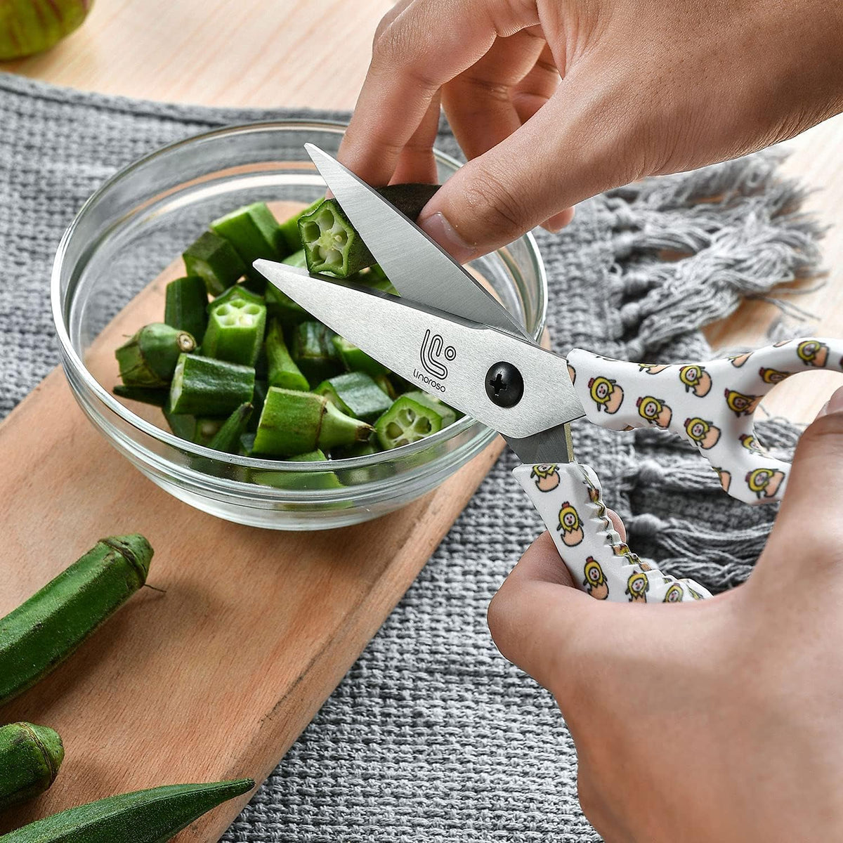 Linoroso Kitchen Scissors Heavy Duty Kitchen Shears with Magnetic Holder Made with Japanese Steel 4034, Multipurpose Ultra Sharp Cooking Scissors for Meat/Vegetables/BBQ/Herbs/Pizza (Graphic,Chick)